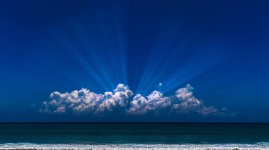 Ufukta mavi gökyüzü olan dramatik beyaz bulutlar.