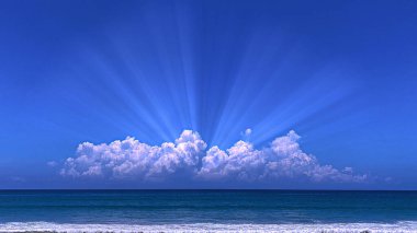 Ufukta mavi gökyüzü olan dramatik beyaz bulutlar.