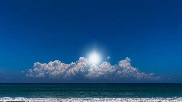 Dramatic White Clouds Blue Sky Horizon Sea — Stock Photo, Image
