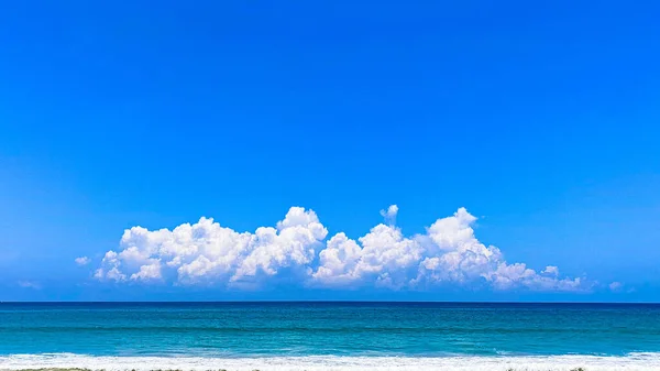 Drammatiche Nuvole Bianche Con Cielo Blu All Orizzonte Sul Mare — Foto Stock