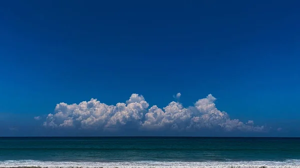 Dramáticas Nubes Blancas Con Cielo Azul Horizonte Sobre Mar —  Fotos de Stock