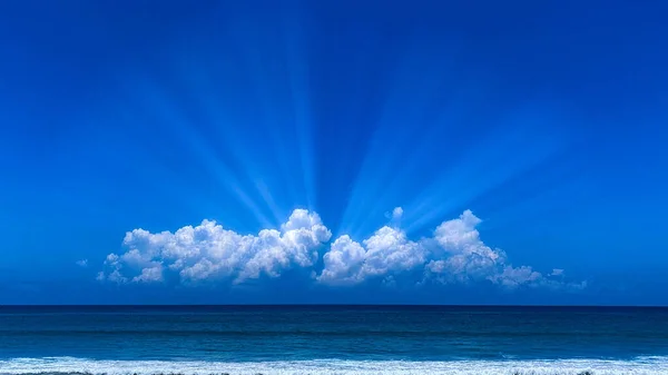戏剧化的白云 蓝天在海面上 — 图库照片