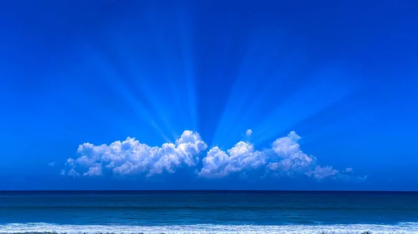 Dramatic White Clouds Blue Sky Horizon Sea — Stock Photo, Image