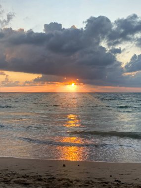 Deniz ve okyanusun üzerinde gün batımı ve bulutlar. 