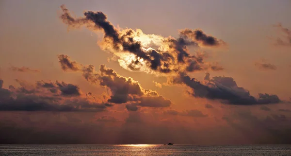 İnanılmaz gün batımı ve dramatik gökyüzü olan bulutlar ya da deniz ve okyanus üzerinde gün doğumu. Güzel doğa minimalist arka plan ve doku Panoramik doğa manzarası dramatik ışık gökyüzü ve bulutlar.