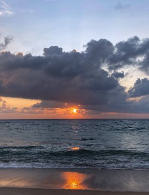 Güneydoğu Asya 'da okyanus kıyısında güzel gün batımı ve dramatik bulutlar..