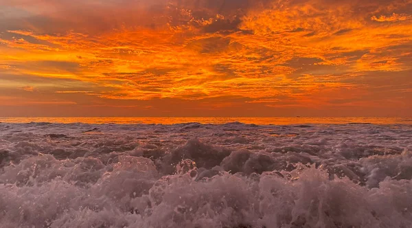 Atemberaubender Orangefarbener Sonnenuntergang Und Wolken Mit Dramatischem Sonnenuntergang Oder Sonnenaufgang — Stockfoto