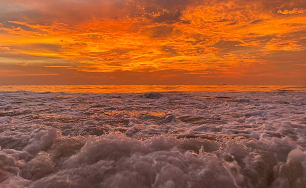 Amazing Orange Sunset Clouds Dramatic Sky Sunset Sunrise Waves Sea — Stock Photo, Image