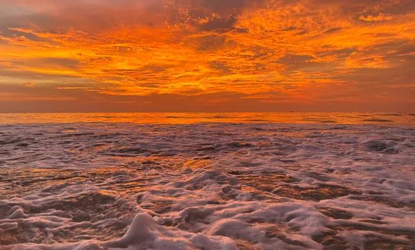 Amazing Orange Sunset Clouds Dramatic Sky Sunset Sunrise Waves Sea — стоковое фото