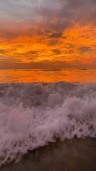 Amazing Orange Sunset Clouds Dramatic Sky Sunset Sunrise Waves Sea — стоковое фото