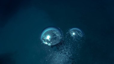 Lüks iç dizaynınız için su altı sanatı evinizde ya da ofisinizde. Mavi arka planı olan hava kabarcıkları. Denizde bir dalıştan.