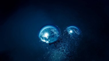 Lüks iç dizaynınız için su altı sanatı evinizde ya da ofisinizde. Mavi arka planı olan hava kabarcıkları. Denizde bir dalıştan.