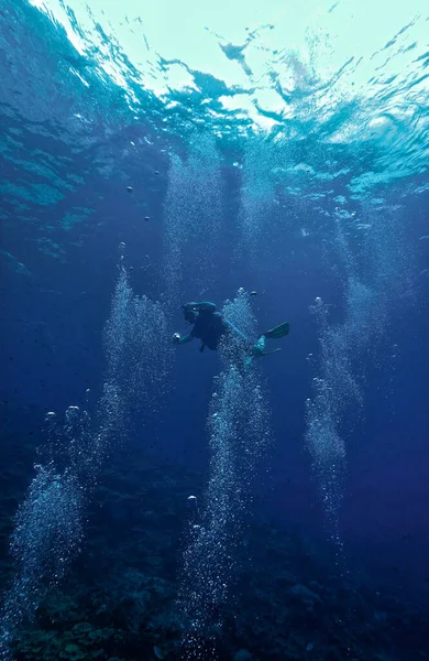 Undervattensfotografering Dykare Det Djupblå Havet Vackert Ljus Och Omgiven Luftbubblor — Stockfoto