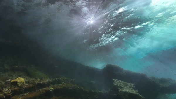 Foto Subaquática Uma Bela Paisagem Ondas Baixo Raios Luz Mergulho — Fotografia de Stock