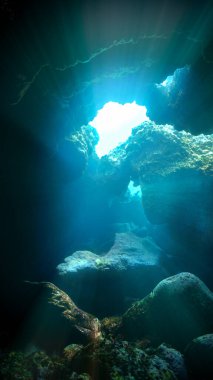 Mağaradaki sihirli güneş ışığının sualtı fotoğrafı..