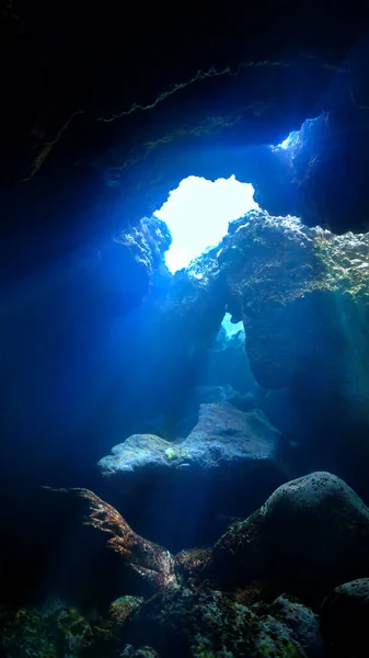 Foto Submarina Luz Solar Mágica Dentro Una Cueva — Foto de Stock