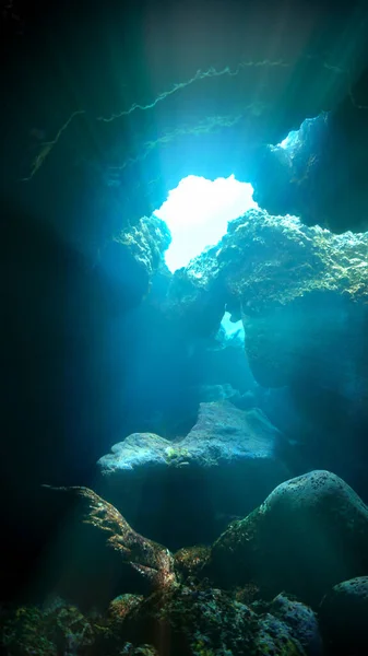Mağaradaki sihirli güneş ışığının sualtı fotoğrafı..