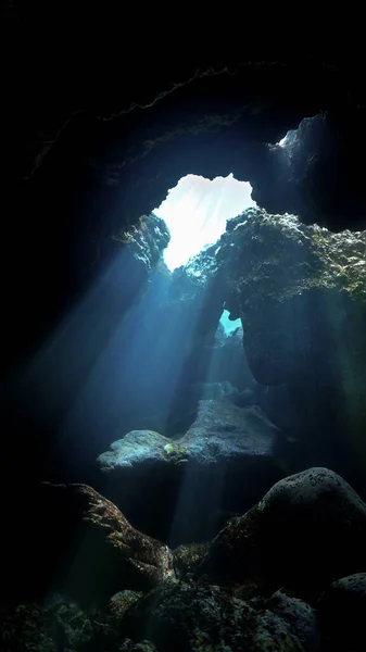 Foto Subaquática Luz Solar Mágica Dentro Uma Caverna — Fotografia de Stock