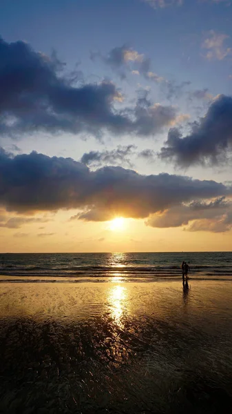 İnanılmaz bir gün batımı ve denizin üzerinde dramatik gökyüzü olan bulutlar.