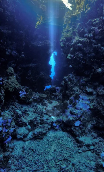 Підводне Фото Підводного Пірнання Печері Променями Світла — стокове фото