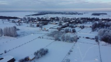 Kırsal ve ağaçlar kışın, bir dronla ateş ediyorlar..