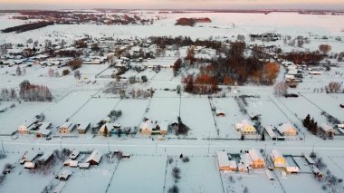 Kırsal ve ağaçlar kışın, bir dronla ateş ediyorlar..