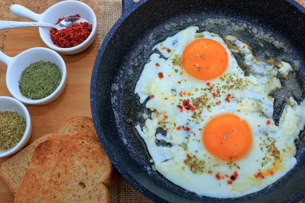 Композиція Fried Egg Mint Thyme Chili Pepper Тости — стокове фото