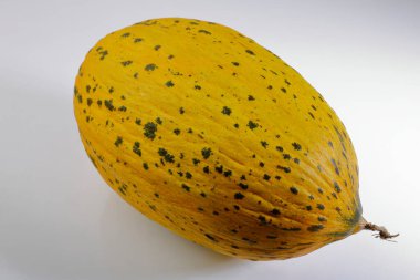 Beyaz arkaplanda tüm karpuzun sarı görüntüsü.