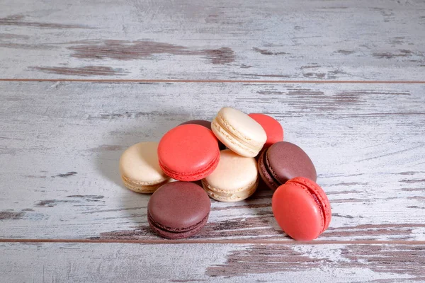 Cocoa Strawberry Almond Macarons Wooden Background — Stock Photo, Image