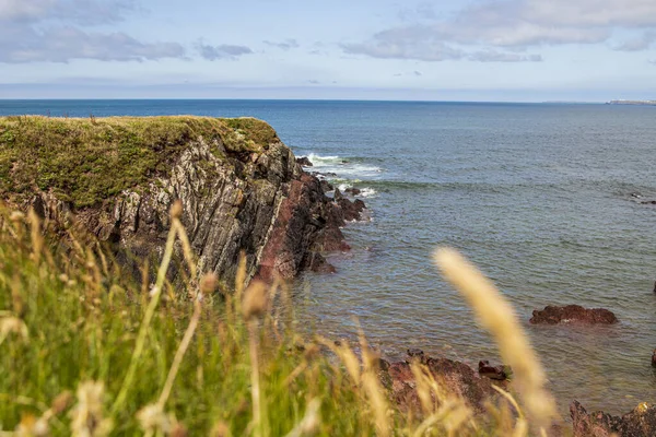腾比康沃尔威尔士英格兰 卡马森湾美丽的夏季风景 岩石的景象 — 图库照片