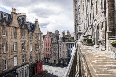 5 Mayıs 2021 Edinburgh İskoçya İngiltere. Edinburgh Eski Kasabası 'nda dükkanları olan renkli bir cadde