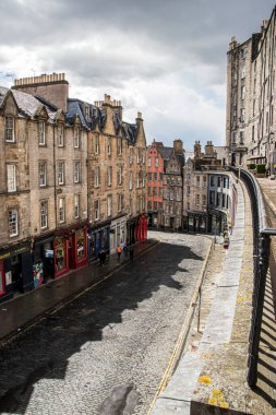 5 Mayıs 2021 Edinburgh İskoçya İngiltere. Edinburgh Eski Kasabası 'nda dükkanları olan renkli bir cadde