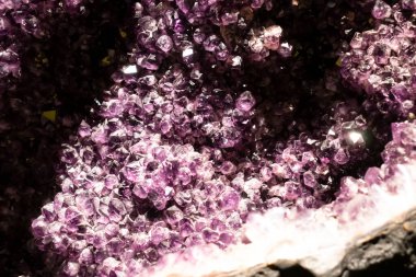 5 Mayıs 2021 Edinburgh İskoçya İngiltere. Edinburgh 'daki Ulusal İskoçya Müzesi. Sergiler. Mineraller ve Değerli Taşlar. Ametist