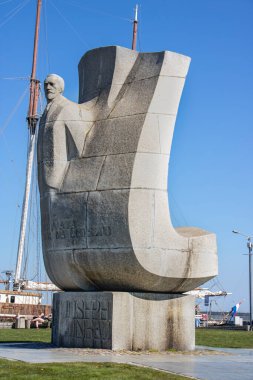 21 Nisan 2019 Gdynia Limanı Polonya. Tri-City 'nin turistik bir cazibesi, sanatsal şekilli metal bir anıt, deniz sembolü..
