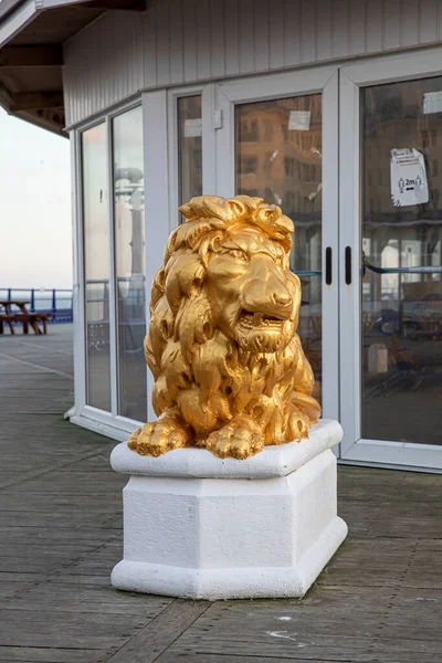 2022 Február Tájkép Tenger Mellett Arany Állatfigurák View Eastbourne Pier — Stock Fotó