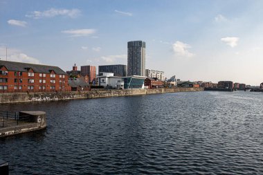Liverpool, İngiltere. 21 Mart 2022. Şehrin mimarisiyim ben. Mersey Nehri 'nin güzel manzarası