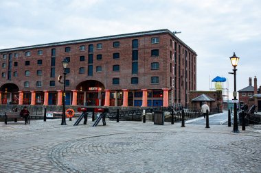 Liverpool, İngiltere. 21 Mart 2022. Şehrin mimarisiyim ben. Mersey Nehri 'nin güzel manzarası