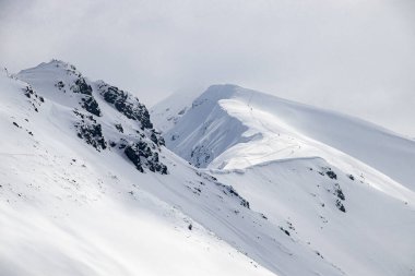 Karla kaplı Polonya dağlarının manzarası. Zakopane Polonya, 21 Nisan 2022