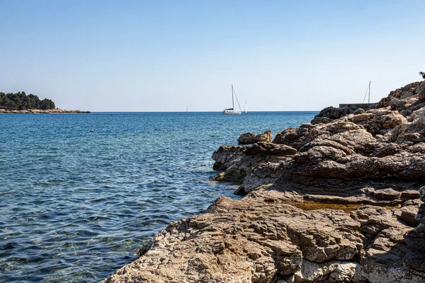 Krásná Krajina Jaderském Moři Modrá Voda Slunečného Dubnového Dne Istrijský — Stock fotografie