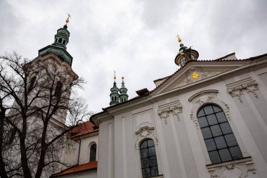 Prag Çek Cumhuriyeti 25 Nisan 2022. Şehrin mimarisiyim ben. Kilise .