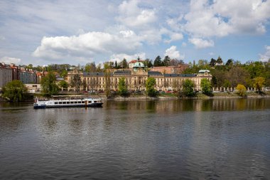 Prag Çek Cumhuriyeti 26 Nisan 2022. Şehrin mimarisiyim ben. Weltawa Nehri üzerindeki şehrin manzarası..