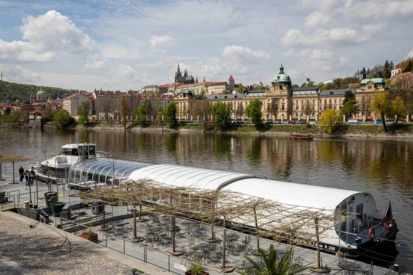 Prag Çek Cumhuriyeti Nisan 2022 Şehrin Mimarisiyim Ben Weltawa Nehri — Stok fotoğraf