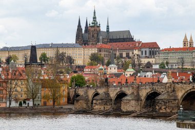 Prag Çek Cumhuriyeti 26 Nisan 2022. Şehrin mimarisiyim ben. Weltawa Nehri üzerindeki şehrin manzarası..