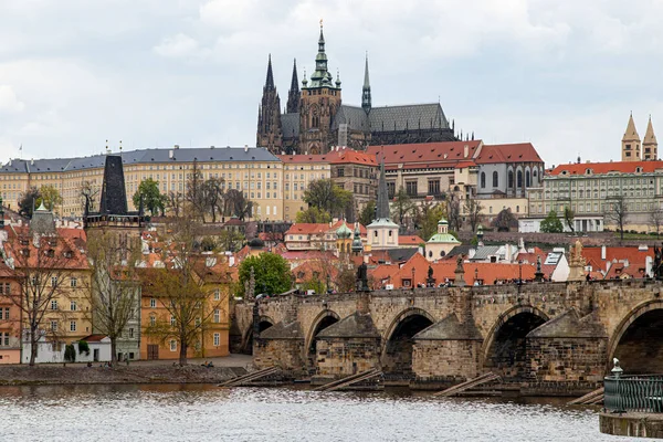 2022年4月26日 布拉格捷克共和国 城市的建筑 韦尔河畔城市全景 — 图库照片
