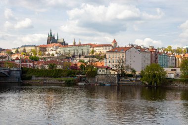 Prag Çek Cumhuriyeti 26 Nisan 2022. Şehrin mimarisi. Vltava Nehri 'nin manzarası.. 