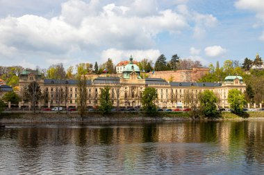 Prag Çek Cumhuriyeti 26 Nisan 2022. Şehrin mimarisi. Vltava Nehri 'nin manzarası.. 