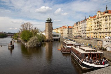 Prag Çek Cumhuriyeti 26 Nisan 2022. Şehrin mimarisi. Vltava Nehri 'nin manzarası.. 