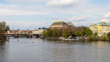 Prag Çek Cumhuriyeti 26 Nisan 2022. Şehrin mimarisi. Vltava Nehri 'nin manzarası.. 