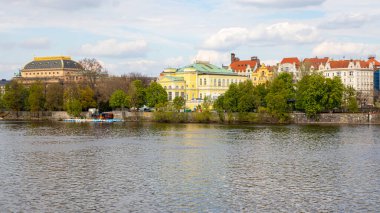 Prag Çek Cumhuriyeti 26 Nisan 2022. Şehrin mimarisi. Vltava Nehri 'nin manzarası.. 