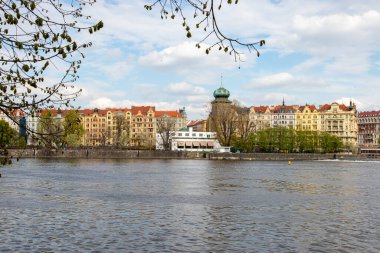 Prag Çek Cumhuriyeti 26 Nisan 2022. Şehrin mimarisi. Vltava Nehri 'nin manzarası.. 